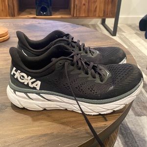 Womens Hokas Clifton 7, size 9.5